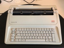 Elektrische Schreibmaschine AEG Olympia Carrera S i, mit Abdeckung und Traggriff