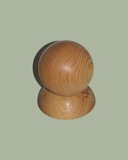 Kugel in Halterung aus Holz