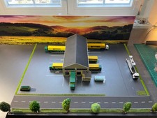 DB Schenker Lager-Logistikhalle beleuchtet (Faller)+ LKW Herpa AMW HO