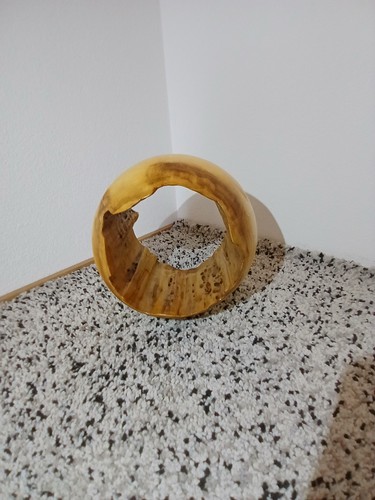 Große holzkugel mit - große, riesigem
