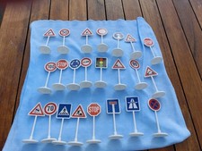 Schilder Verkehr Spiel Plastik 23 Stück Höhe zwischen 7.5 und 8 cm