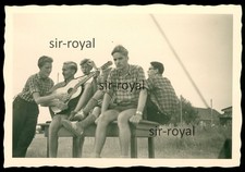 Travemünde Priwall 1953 - Jungmänner mit Gitarre - 1950er - Foto 9x6cm