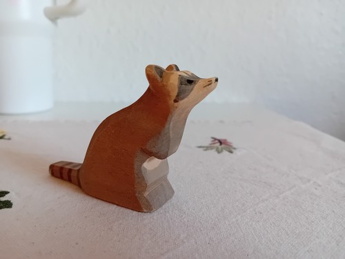 Ostheimer waschbär sitzend - waschbär,