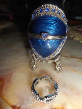 Ein EI im Faberge-Stiel mit