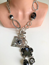 Vintage-Halskette. Schwer. Mit Anhängern. Länge: min. 70–75 cm.