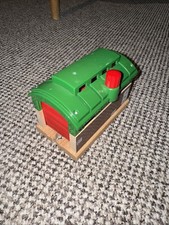 BRIO 33574 - Lokschuppen mit Rolltor für Holzeisenbahn, gebraucht