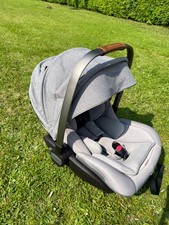 Nuna Arra Babyschale Auto grau inklusive Isofix-Base