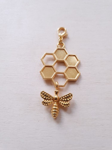 Biene mit wabe anhänger - biene,