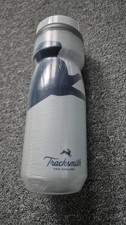 Tracksmith Camelbak Trinkflasche 420ml isoliert