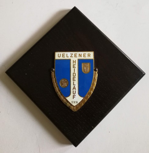 Plakette auf holzplatte - auf,