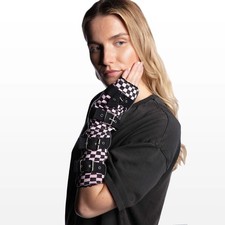 Armstulpen mit Metallschnallen