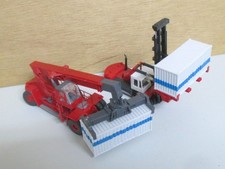 Kibri: 2 x Container-Stapler, gebaut. Für Bastler