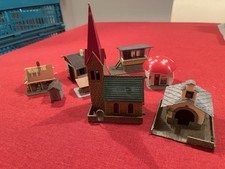 Eisenbahnanlage Konvolut 8 kleine Gebäude, 1 Stellwerk