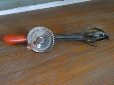 Handrührgerät Schneebesen Quirl Vintage 50er Jahre oder älter, mit Holzgriffen