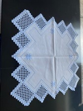kleine handgestickte Hardanger Tischdecke weiß/hellblau
