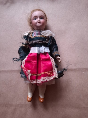 Kleine puppe unis - puppe, frankreich