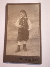 Ulm a. D. - stehender Junge