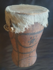 Afrikanische Trommel - handgeschnitzt aus Echtholz und Tierhaut