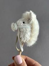 Mini Pferd auf einem Holzstock