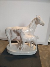 Keramikfigur Falke, Stute mit