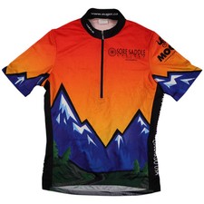 Sugoi Sore Saddle Cyclery Herren Radtrikot 1/2 Zip Kurzarm Rundhals