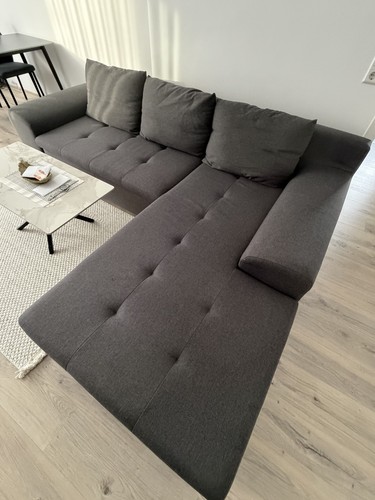 Graues sofa mit - graues,