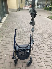 Gehhilfe mit Gehstock und integriertem Sonnenschirm