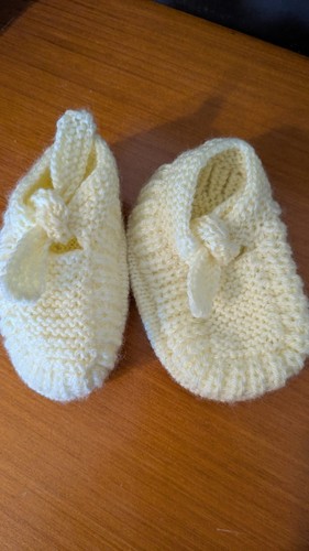 Selbstgestrickte babyschuhe - babyschuhe, in