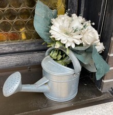 Deko Gießkanne Cottage Blech mit Kunststrauß romantisch Landhausstil 40x16x30