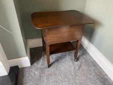 Antiker Nähtisch / Nachttisch