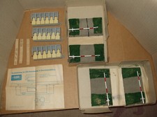 Zwei elektrische Siba Bahnübergänge in H0 und Schalter für die Eisenbahnanlage