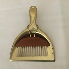 ANTIKES TISCH KEHR SET KEHRBLECH UND BÜRSTE CA. 60ER JAHRE METALL MESSINGFARBEN