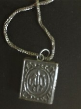 Silber Anhänger mit Arabische Schrift. Ca 5 Gramm mit Kette.