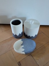 Badezimmer Set aus Seifenschale, Zahnbecher und Dose 