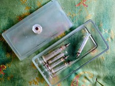 Alte Glasspritzen Glas Spritzen Injektion in Glasbox Medizin Arzt Apotheker