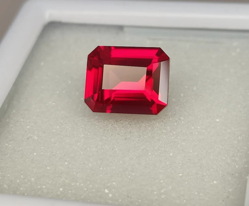 Rote emerald cubic zirconia - rote,