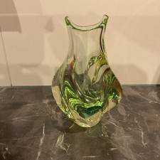 Grüne Glasvase , geschwungene