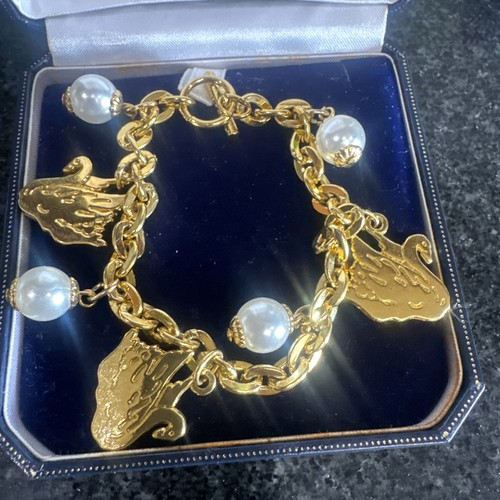 Gloria vanderbilt gold tone - gloria,