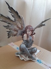 Elfen Figur sitzend - Höhe ca. 29 cm, Breite ca. 39 cm, Tiefe ca. 25 cm