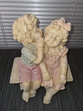 Steinfigur Gartenfigur  Junge und Mädchen auf der Bank