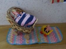 ?  Puppenstuben Puppenwagen aus Weide / Holz mit Püppchen ?