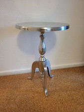Eleganter Beistelltisch aus