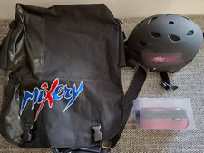 Mixery Skate Snowboard Helm und Umhängeasche