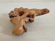 Dekorative Eidechse, liebevoll geschnitzt aus Wurzelholz