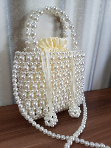 Perlenhandtasche