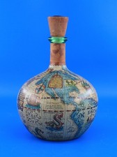 Alte Glasflasche mit Leder