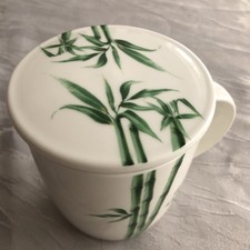 Sehr schöne Tee-/Kaffeetasse mit Sieb + Deckel — Bambusmotiv — Agatha‘s Bester