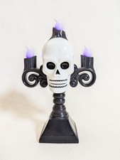 ? Totenkopf Kerzenständer LED 3-flammig JES-Collection 794514 violettes Licht