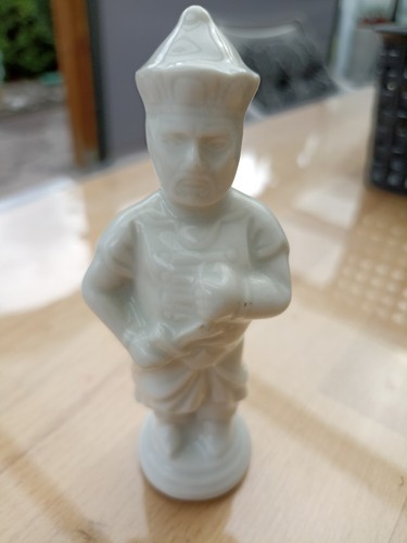 Weiße porzelan figur in - porzelan, -figur