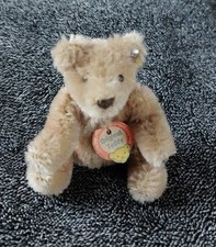 vintage Steiff Miniatur Bärchen mit Knopf und Schild sitzend ca. 7 cm Teddy Bär